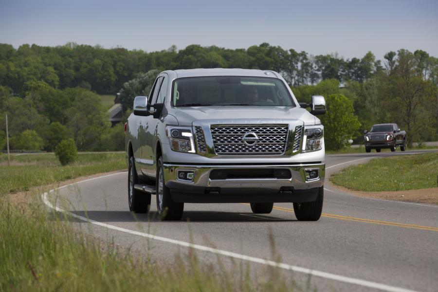  Nissan Titan XD SL Crew Cab 2016 года  (фото 8 из 11)